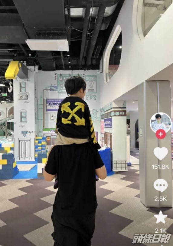 父子騎膊馬好溫馨。